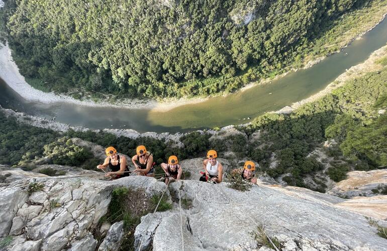 Rappel géant de 180 mètres dans les Gorges de l'Ardèche